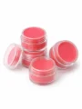Contenants cosmétiques transparents et produits rose