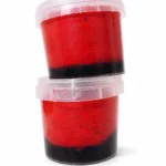Contenants empilés avec purée rouge