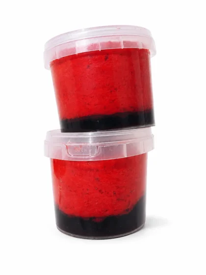 Contenants empilés avec purée rouge