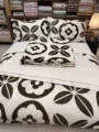 Lit de présentation avec motifs floraux