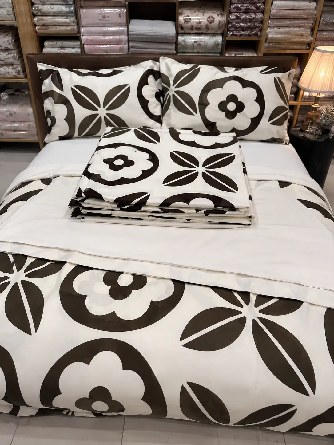 Lit de présentation avec motifs floraux