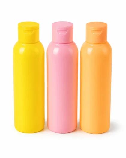 Bouteilles colorées sur fond blanc