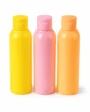 Bouteilles colorées sur fond blanc