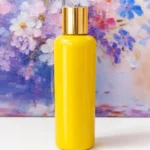 Bouteille jaune sur fond floral pastel