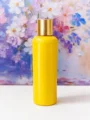 Bouteille jaune sur fond floral pastel